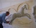 Het boetseren van de paarden v.d. Timpaan door kunstenaar Peter Termaten in onze werkplaats 