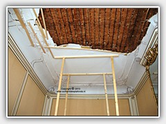 1) Zo troffen we het plafond aan voor de restauratie