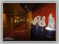Kunstenaar Jan Snoeck maakte de beelden en hiervan maakte Oscar mallen voor replica's voor
