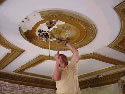 Een imposant, in de originele kleuren geschilderd plafond met ornamenten moet worden gerestaureerd.